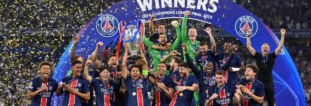 футбольный клуб празднует выход в лигу чемпионов